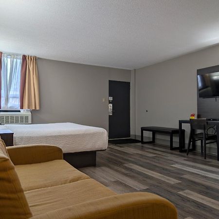 Super 8 By Wyndham Thunder Bay Motel Exterior photo
